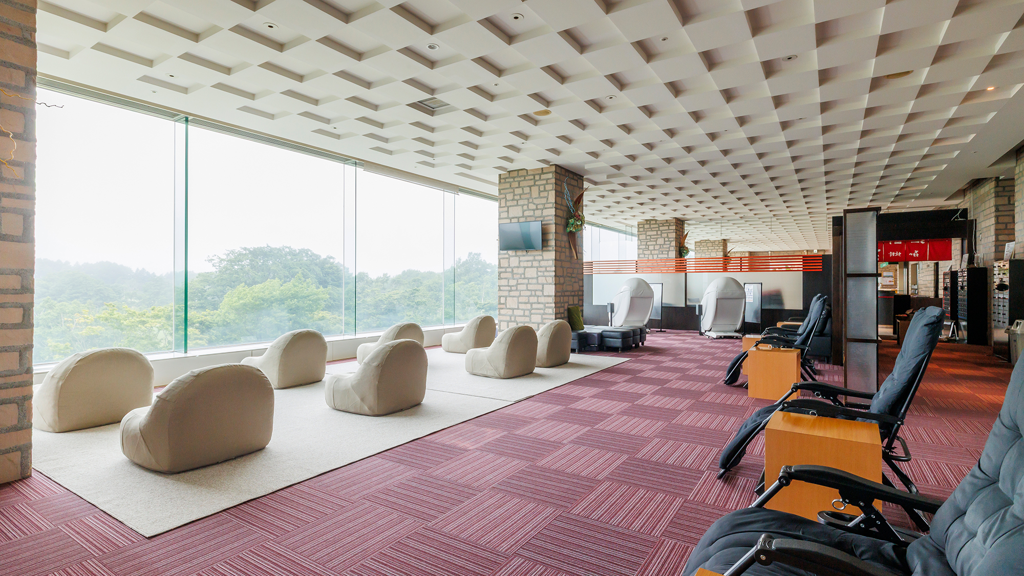 【湯上り処】お風呂上がりのほっと一息や、待ち合わせに。マッサージチェアもございます。