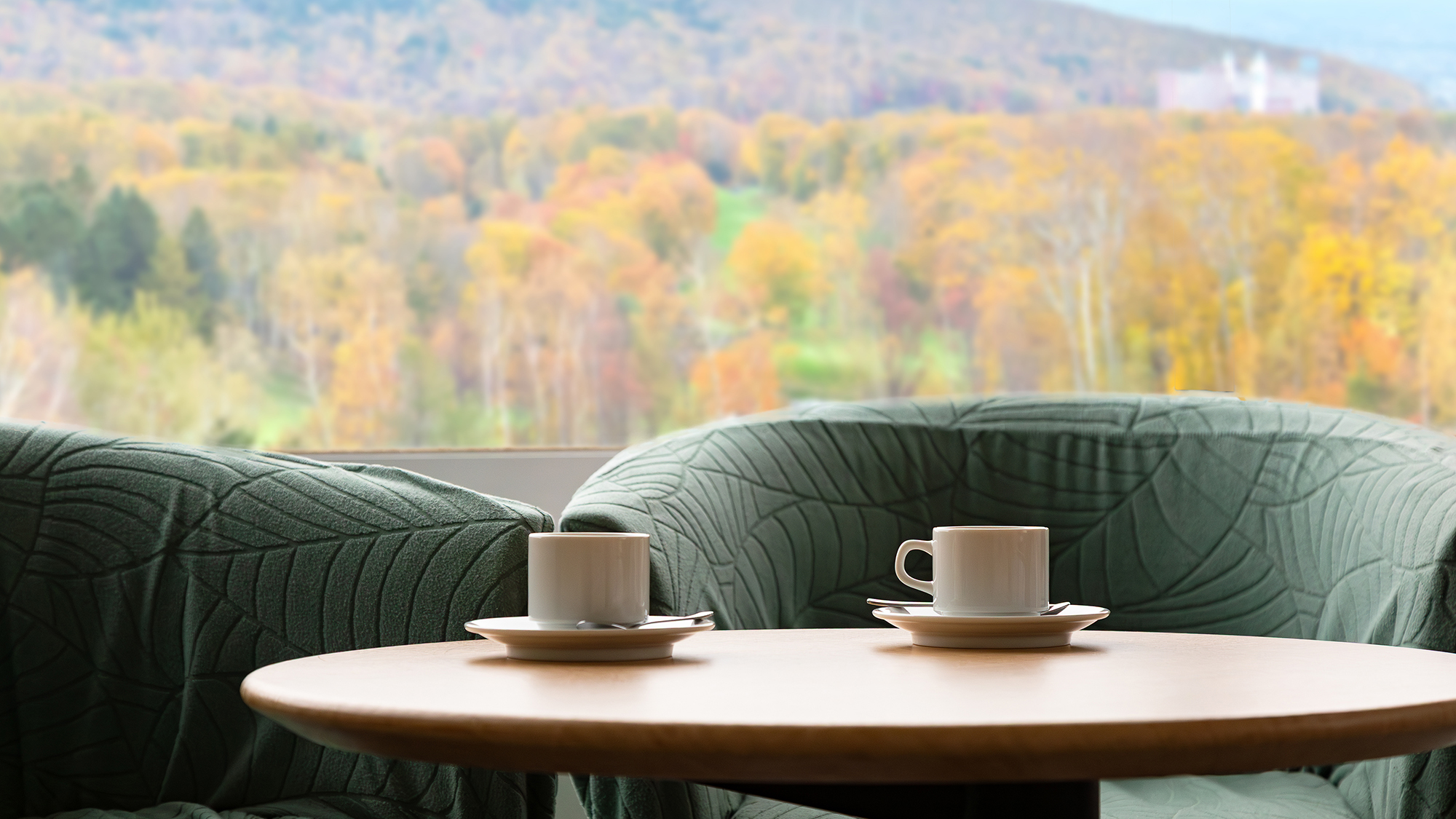 窓の外に広がる北広島の自然を眺め、心ほどけていく非日常のひとときを。