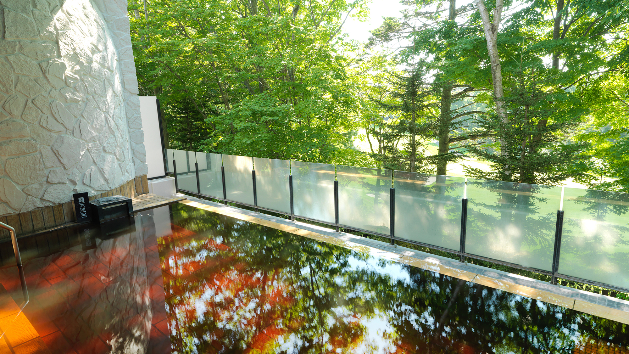 【露天風呂】春の穏やかな緑に癒されながら「美肌の湯」をゆっくり堪能♪