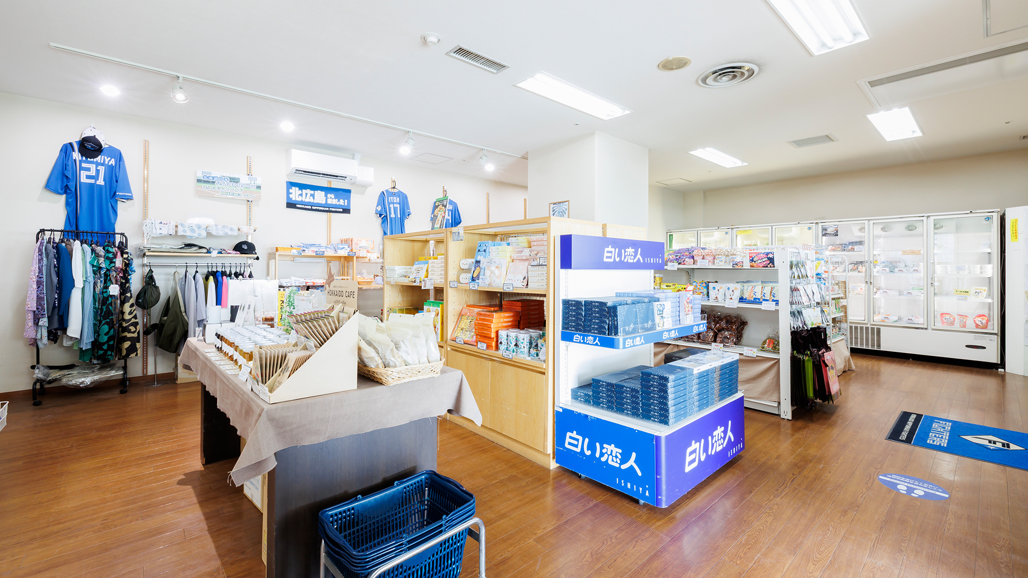 【売店】北海道のお菓子や、北海道日本ハムファイターズ関連グッズもございます