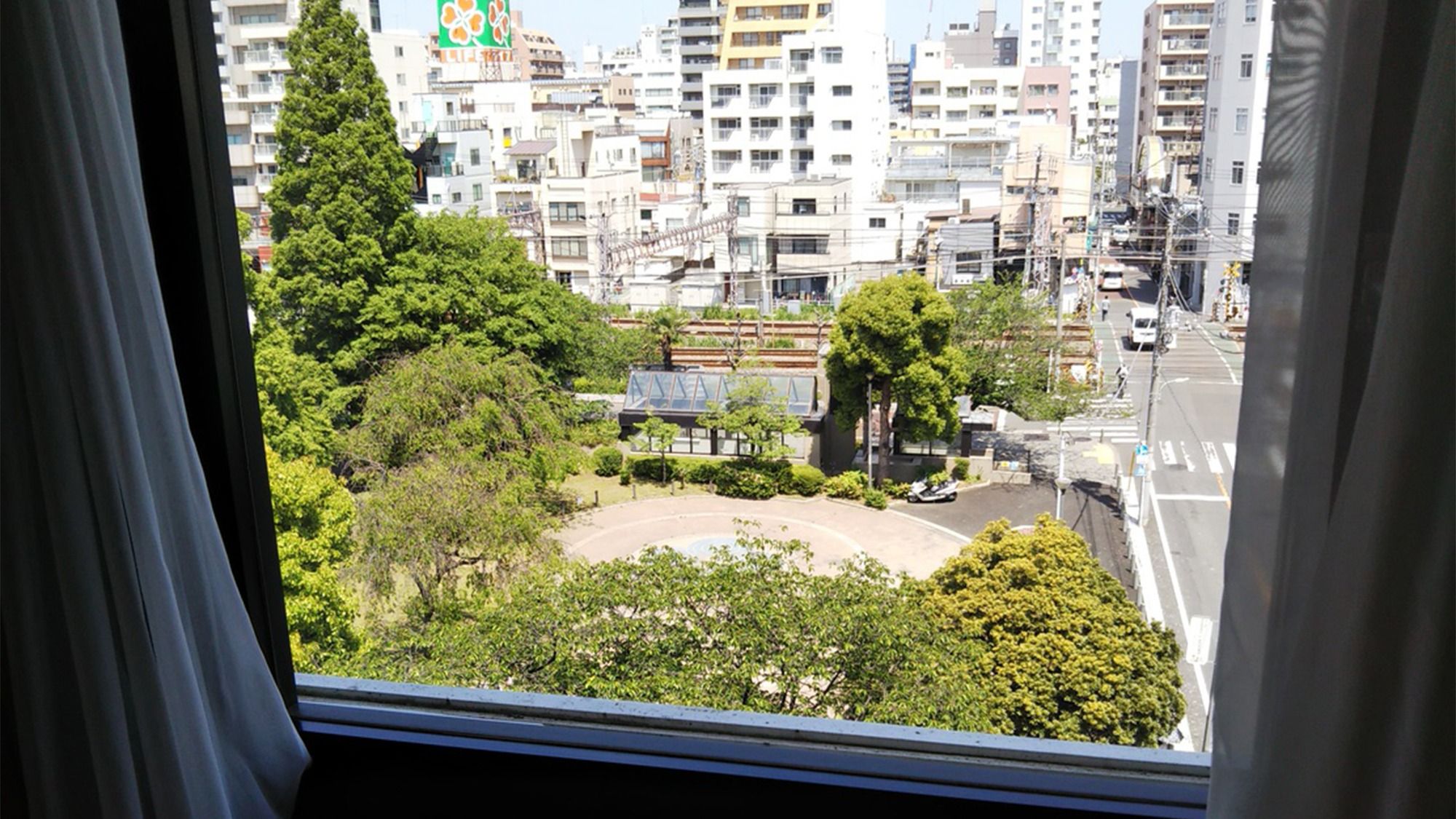 窓の外は花や緑溢れる桜が自慢の大きな公園。 夜は静観な環境★朝は小鳥のさえずり♪心休まるホテルです。