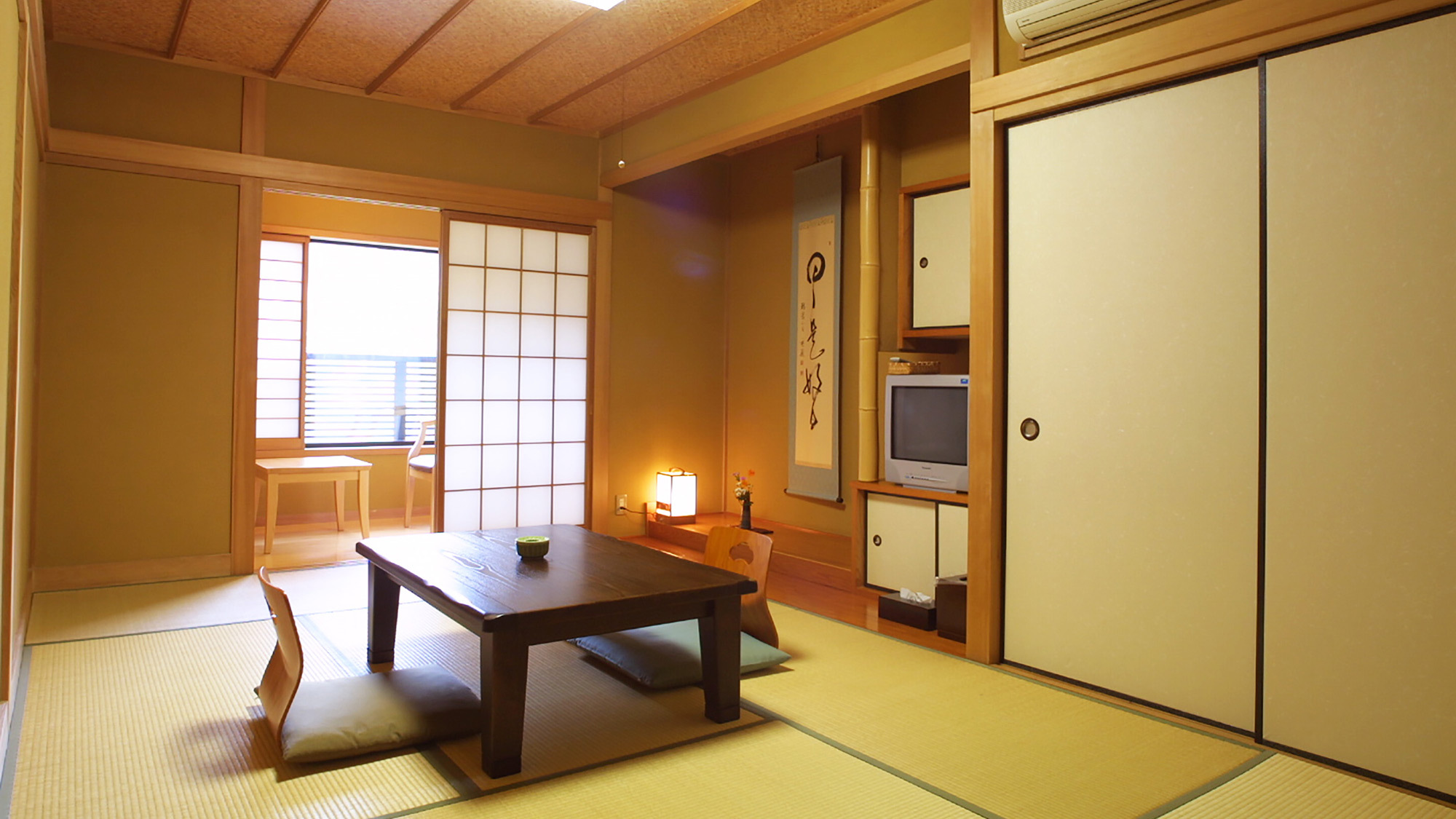由布岳の見える和室。畳敷きの純日本間８畳。[禁煙]