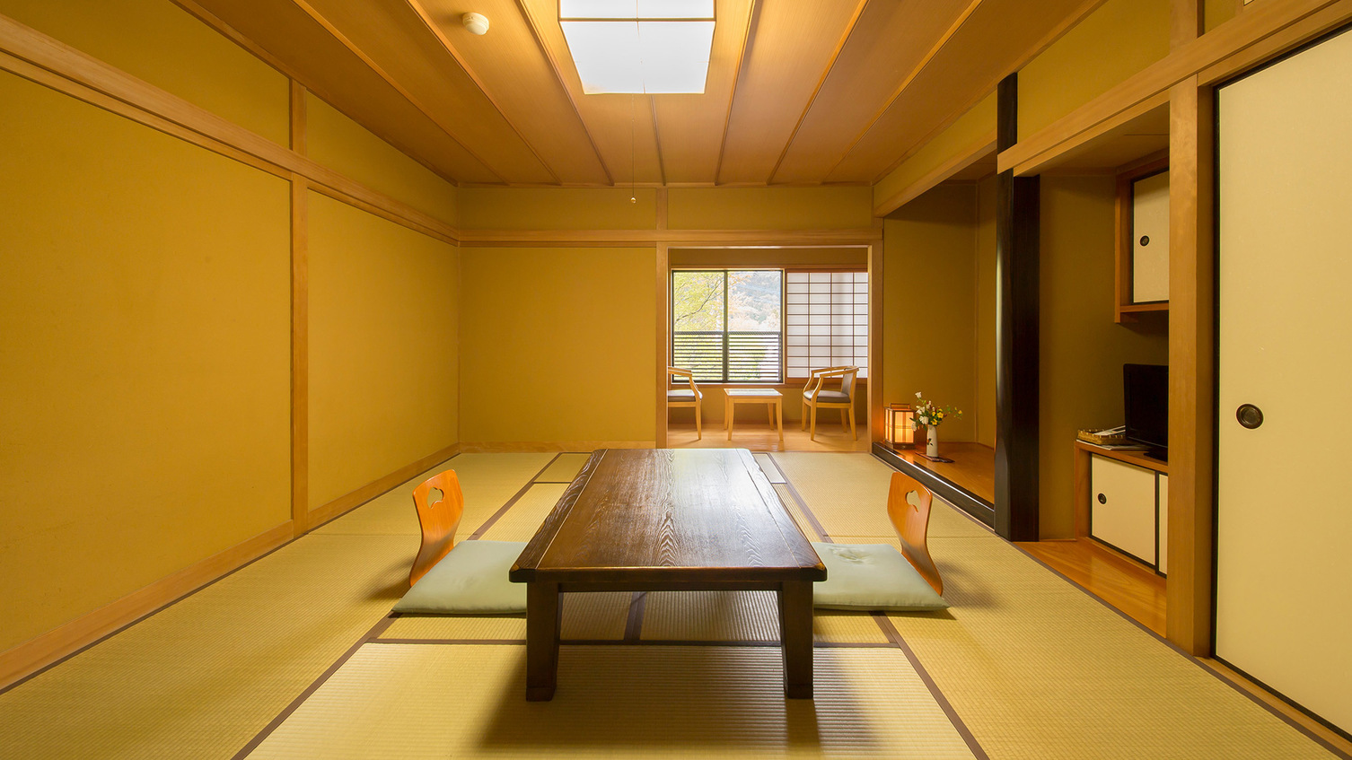 由布岳の見える和室。畳敷きの純日本間１２畳。[禁煙]
