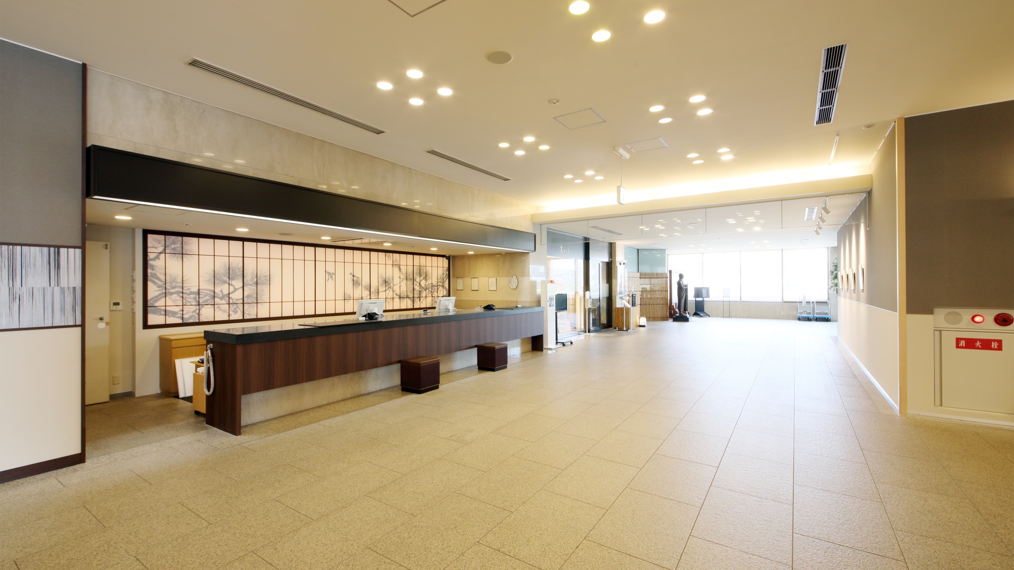 *フロント・ロビーは広々と解放感がございます