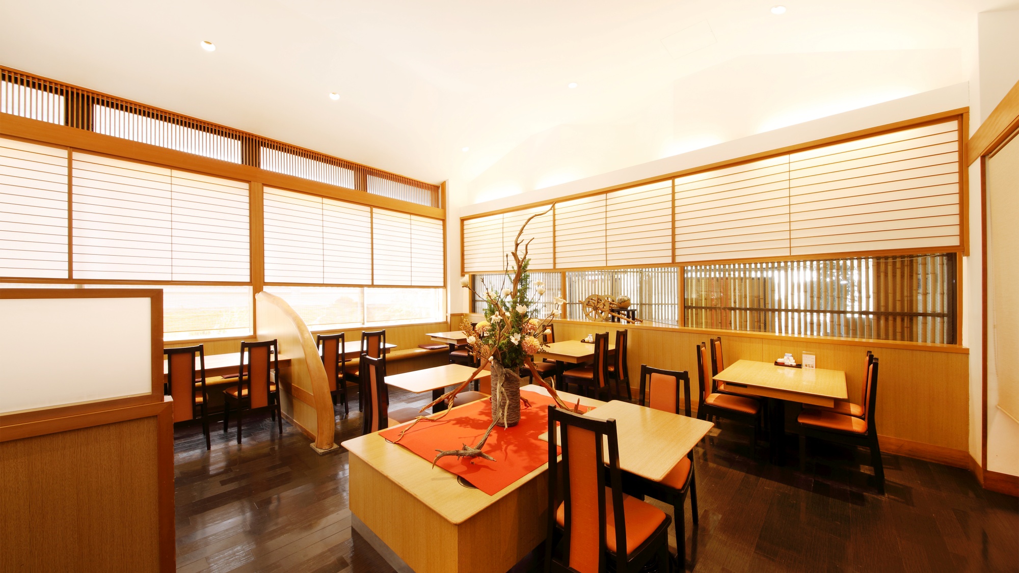 *【レストラン花ごころ】お食事会場。テーブル席