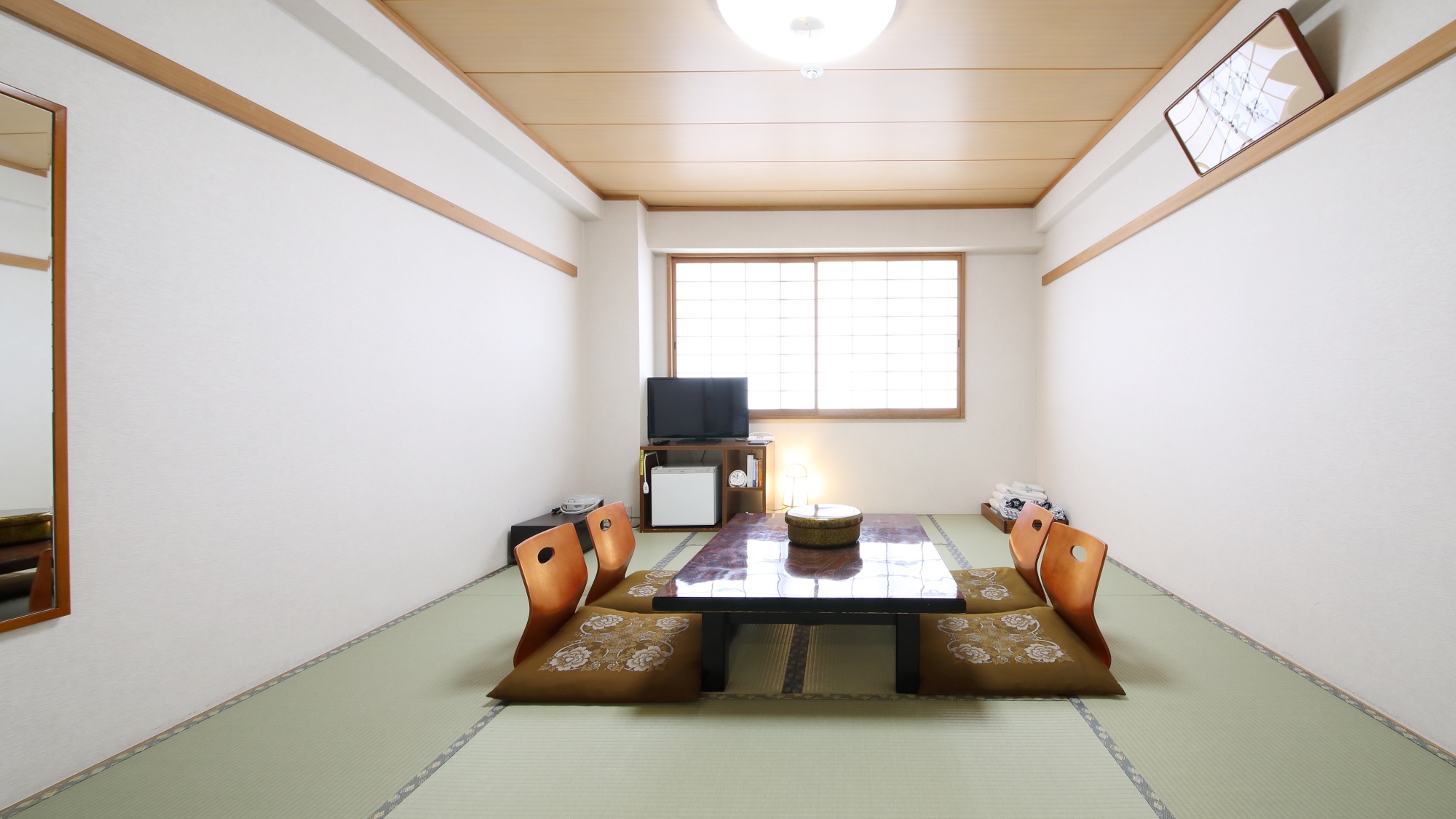 *【和室10畳】ゆっくりとお寛ぎいただける、トイレ付のお部屋