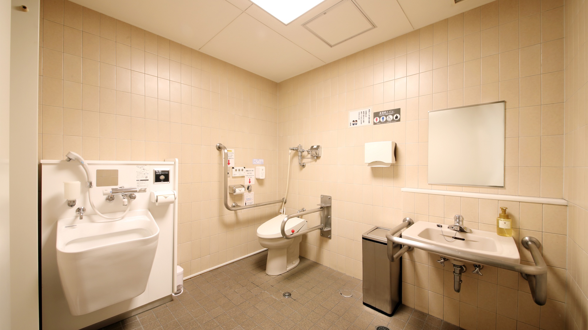 *1Fのバリアフリートイレ