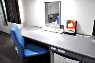 [Single room] A long desk ideal for business.