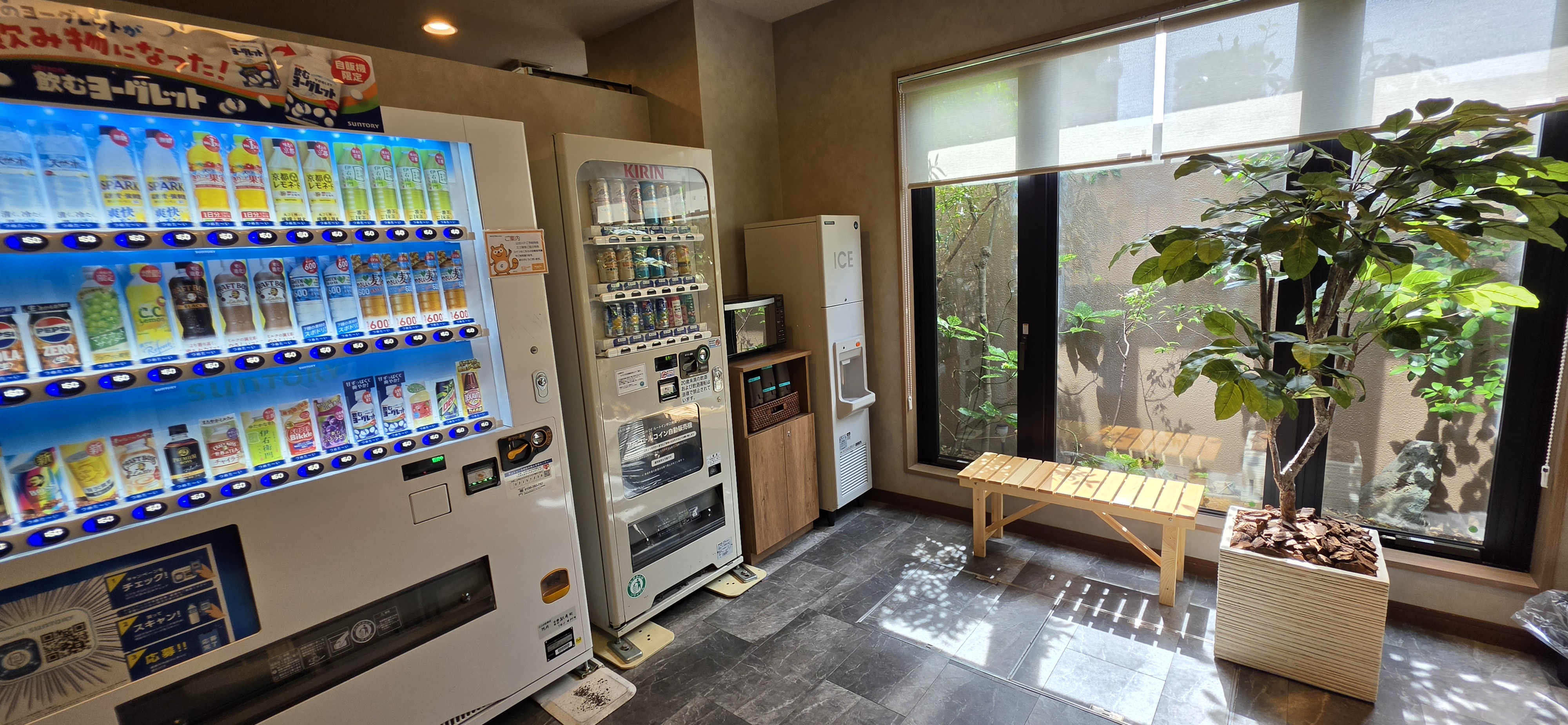 自動販売機・電子レンジコーナー