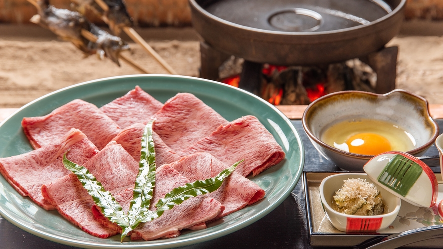 *【囲炉裏：牛すき焼き】お肉の美味しさと濃厚なたれの旨さが抜群。