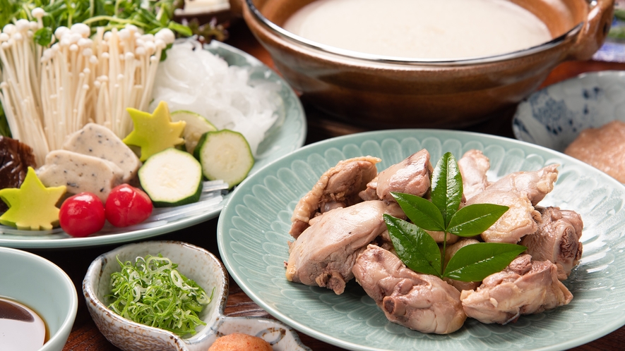 *【川床料理：地鶏水炊き】素材の味をしっかりと生かしたあさっり鶏スープ。