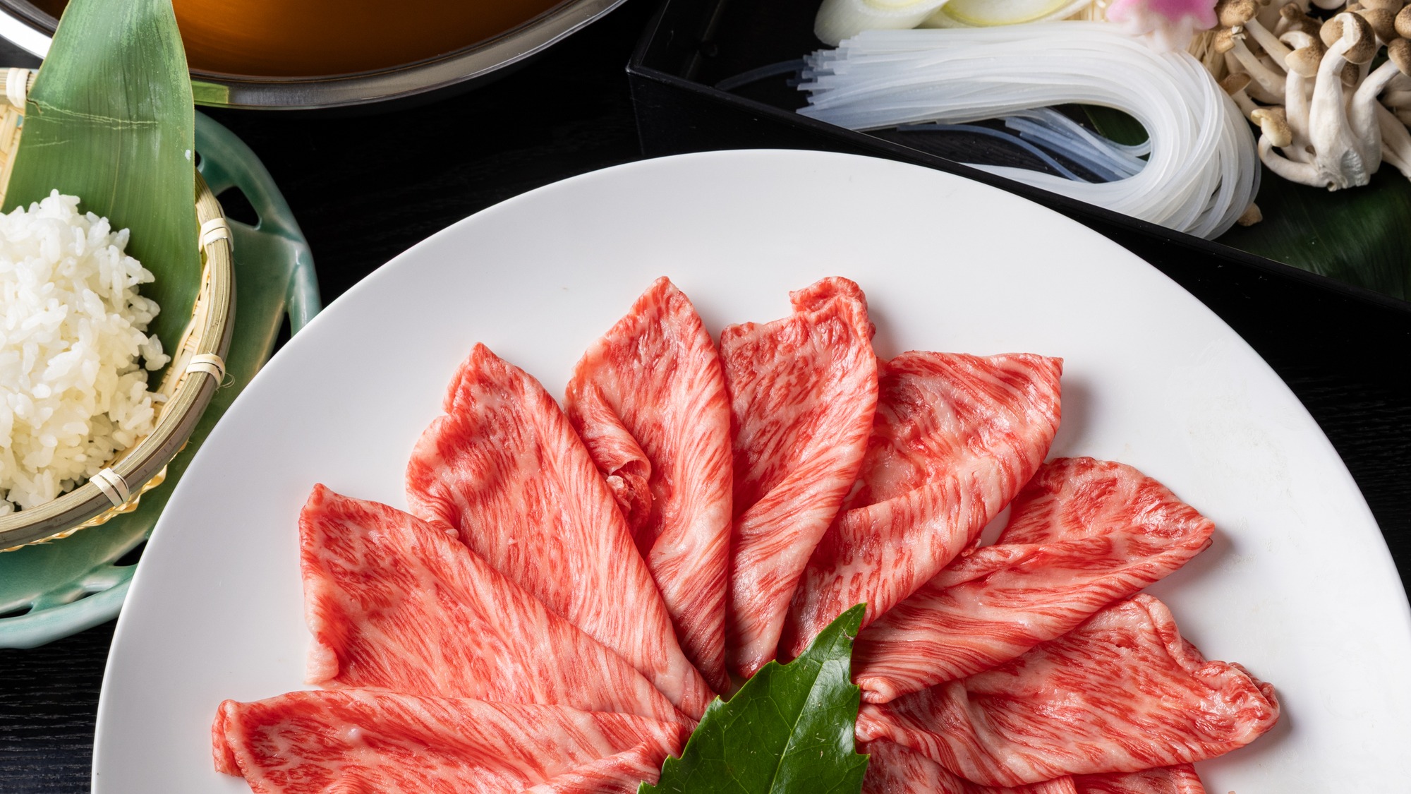 黒毛和牛A5ランクを使用した「すき焼き」または「しゃぶしゃぶ」