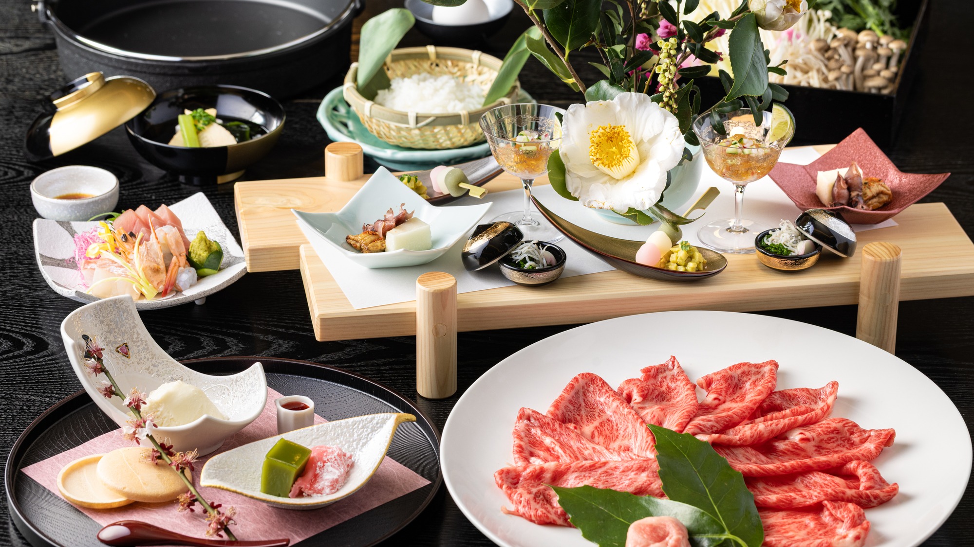 黒毛和牛A5ランクを使用した「すき焼き」または「しゃぶしゃぶ」