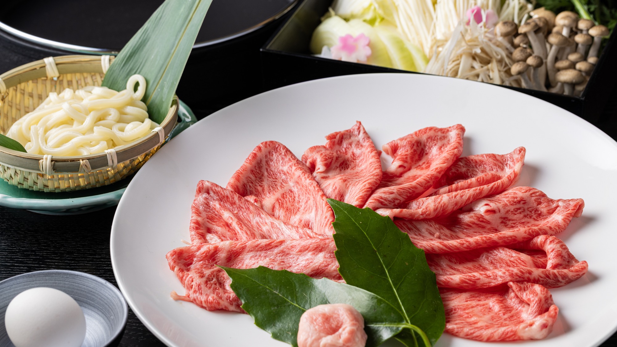 黒毛和牛A5ランクを使用した「すき焼き」または「しゃぶしゃぶ」