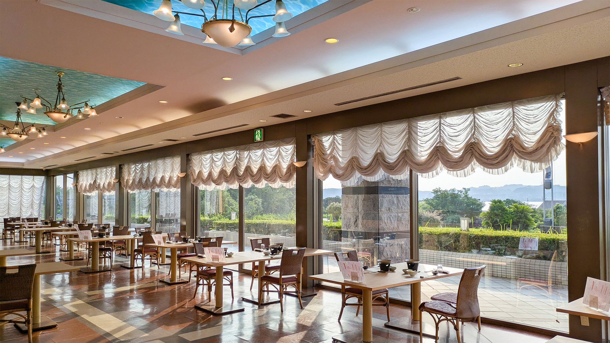 海を眺める開放感のあるレストラン