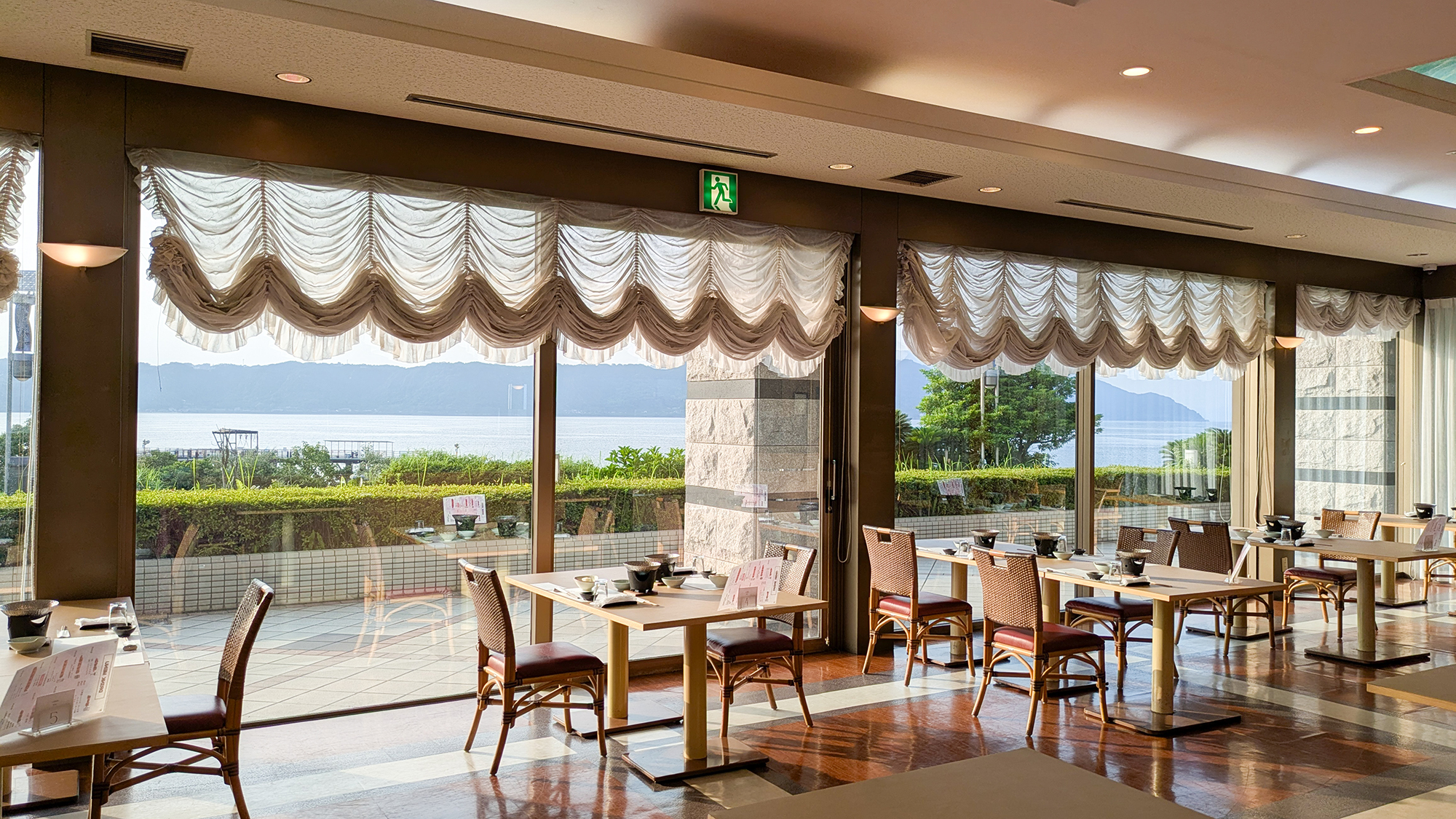 海を眺める開放感のあるレストラン