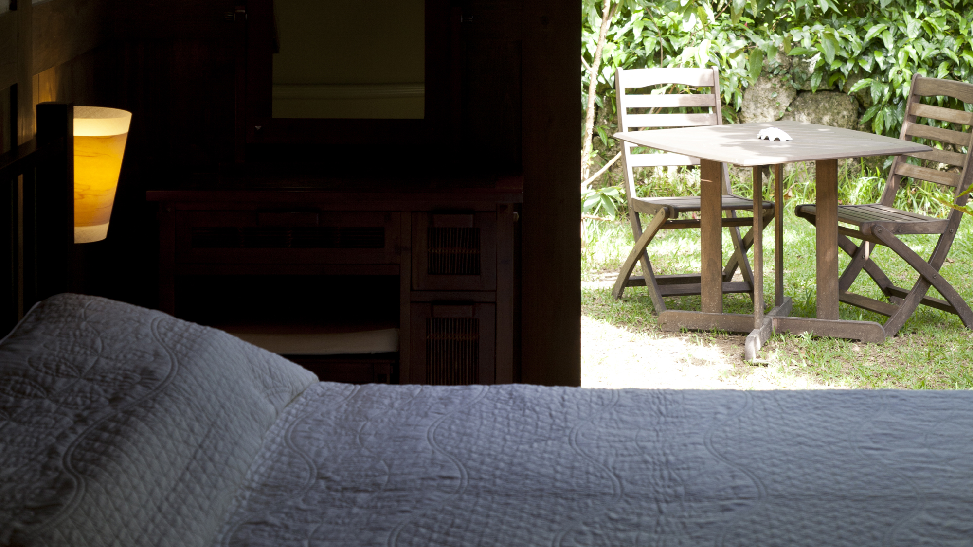 *(C)K.kitajima*【客室】専用のお庭では、シロハラクイナなどの珍しい鳴き声を聞けることも