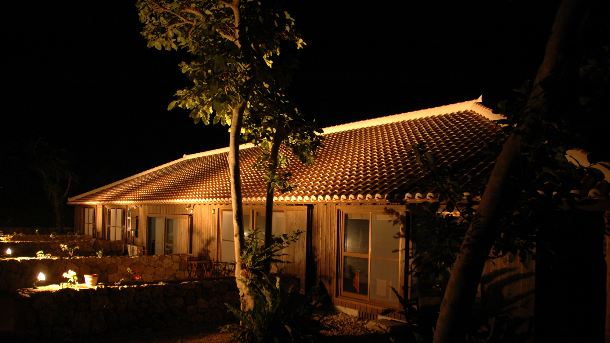 *【外観（夜）】夜は昼とは異なり、オレンジ色の灯りに包まれた幻想的な雰囲気に。