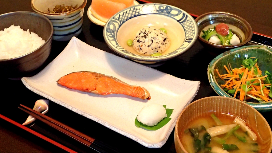 *朝食【和食】一例/和食・洋食を日替わりでご提供。和食は自家製お漬物・島雑炊などが好評！