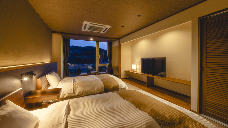 【モダン和洋室】ゆっくりと空の色が変わりゆく中で、やわらかな灯りと木のぬくもりが心を癒します。