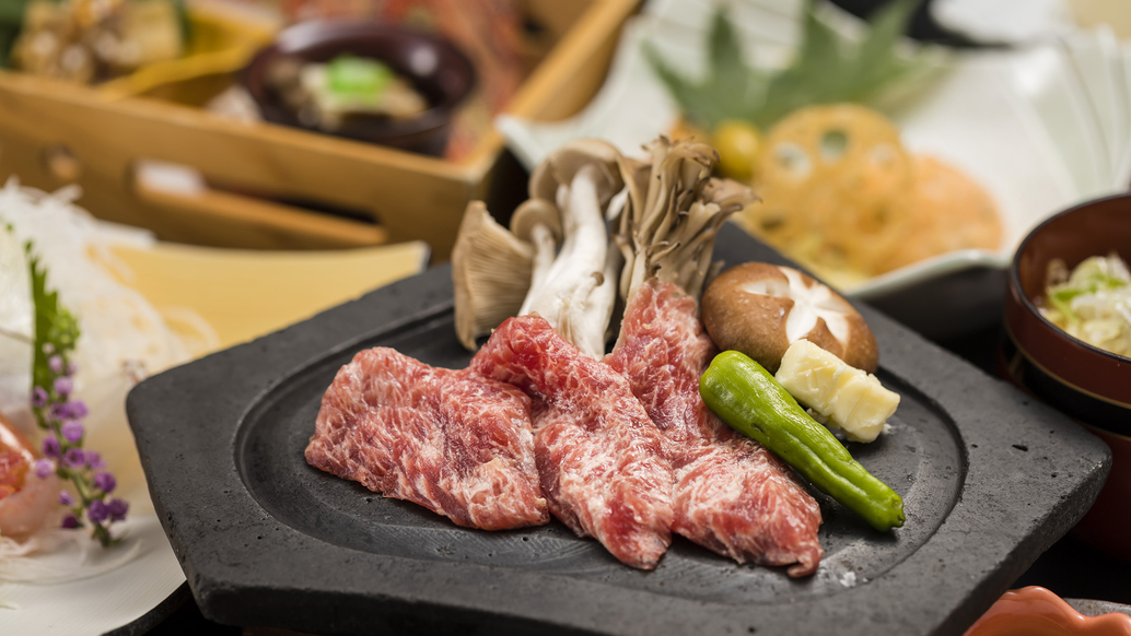 【牛肉の溶岩焼き】ご自身のお好み加減に仕上げ、特製のもろみたれでお召し上がりください。