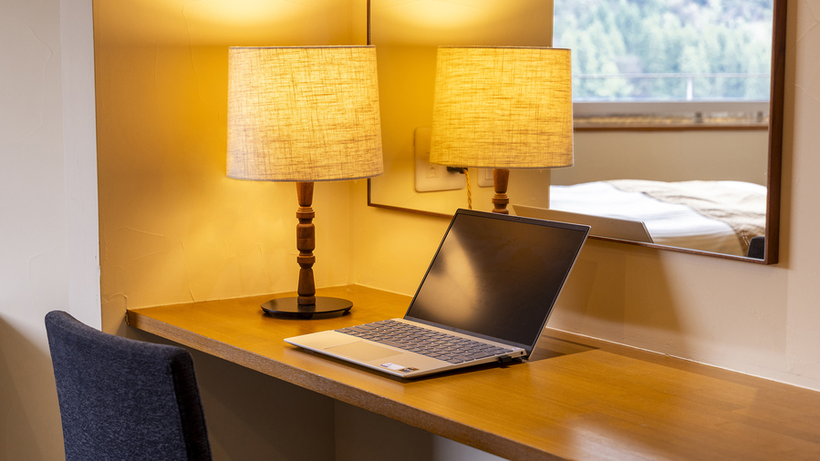 【セミダブル】ビジネス・PC作業に快適にご利用いただけるデスク付のお部屋。