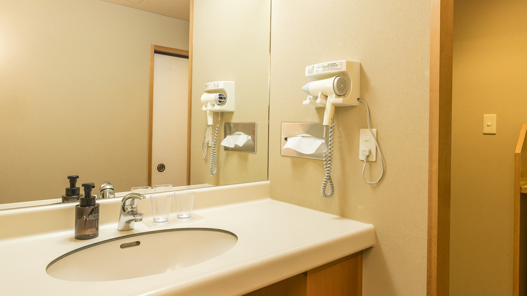 【洗面所】広々としたスペースで、朝の身支度も快適に。