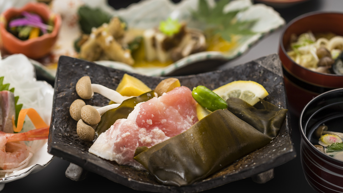 【立山ポークの昆布〆溶岩焼き】脂の甘みと昆布の旨みが調和する、まろやかな味わいが広がります。