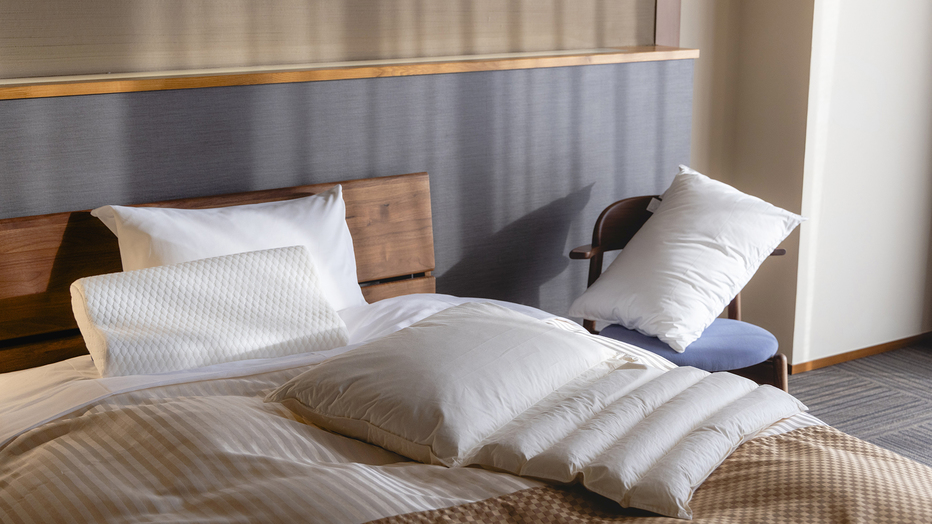 【モダン和洋室：客室特典】常設の他に、選べる3種の枕をご用意。それぞれの心地よい眠りをご提供。