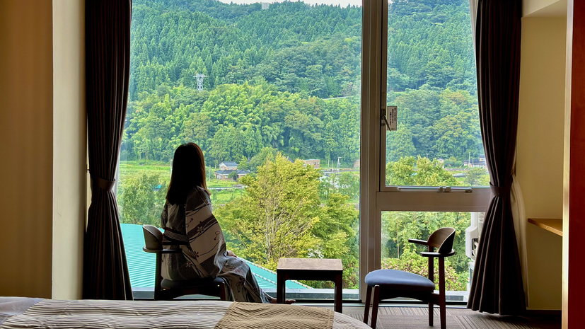 【モダン和洋室】大きな窓から望む、四季折々の里山の景色