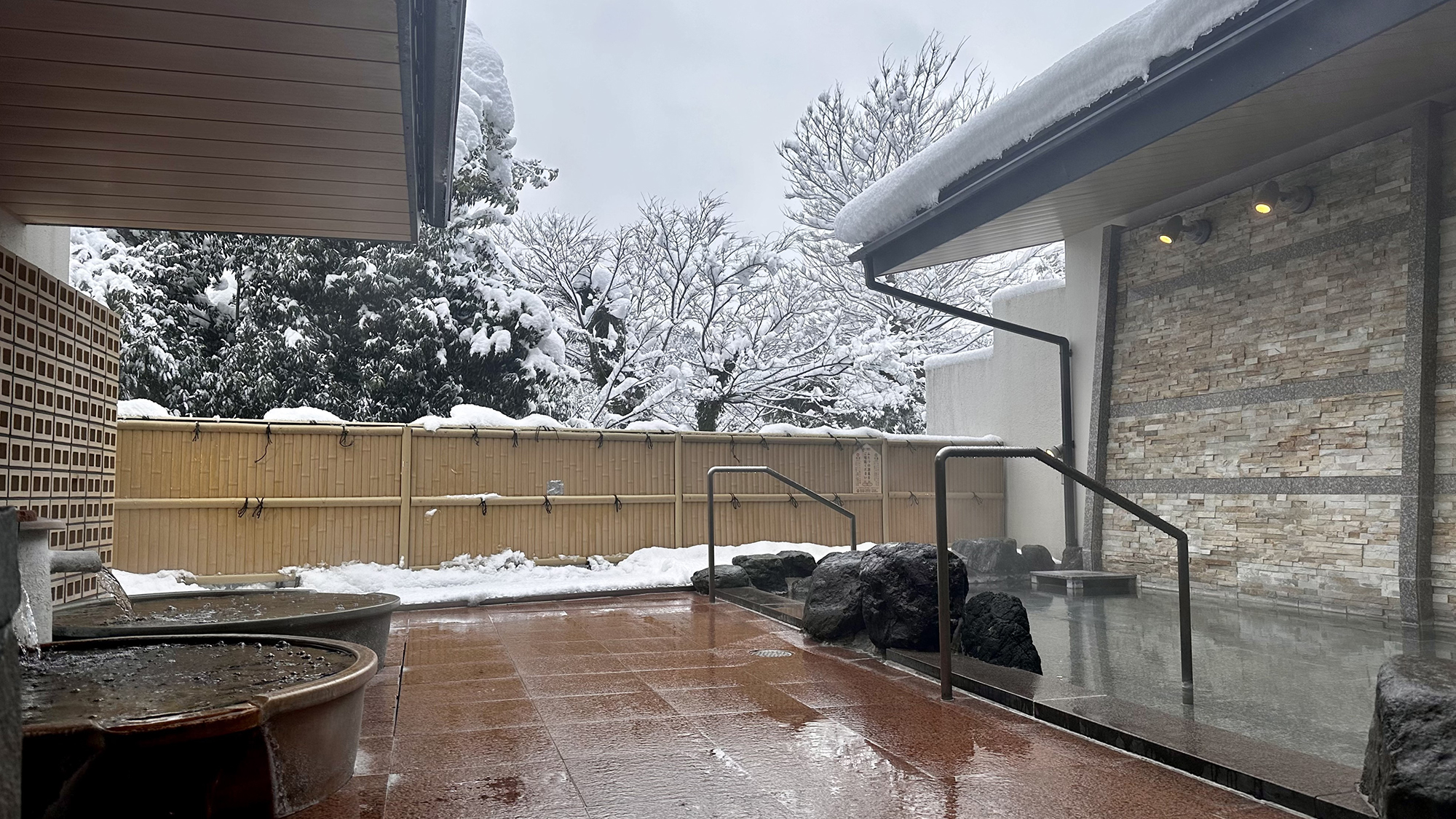【はるかの湯：露天風呂】しんしんと静かに降り積もる白銀の世界に魅せられる「雪見風呂」