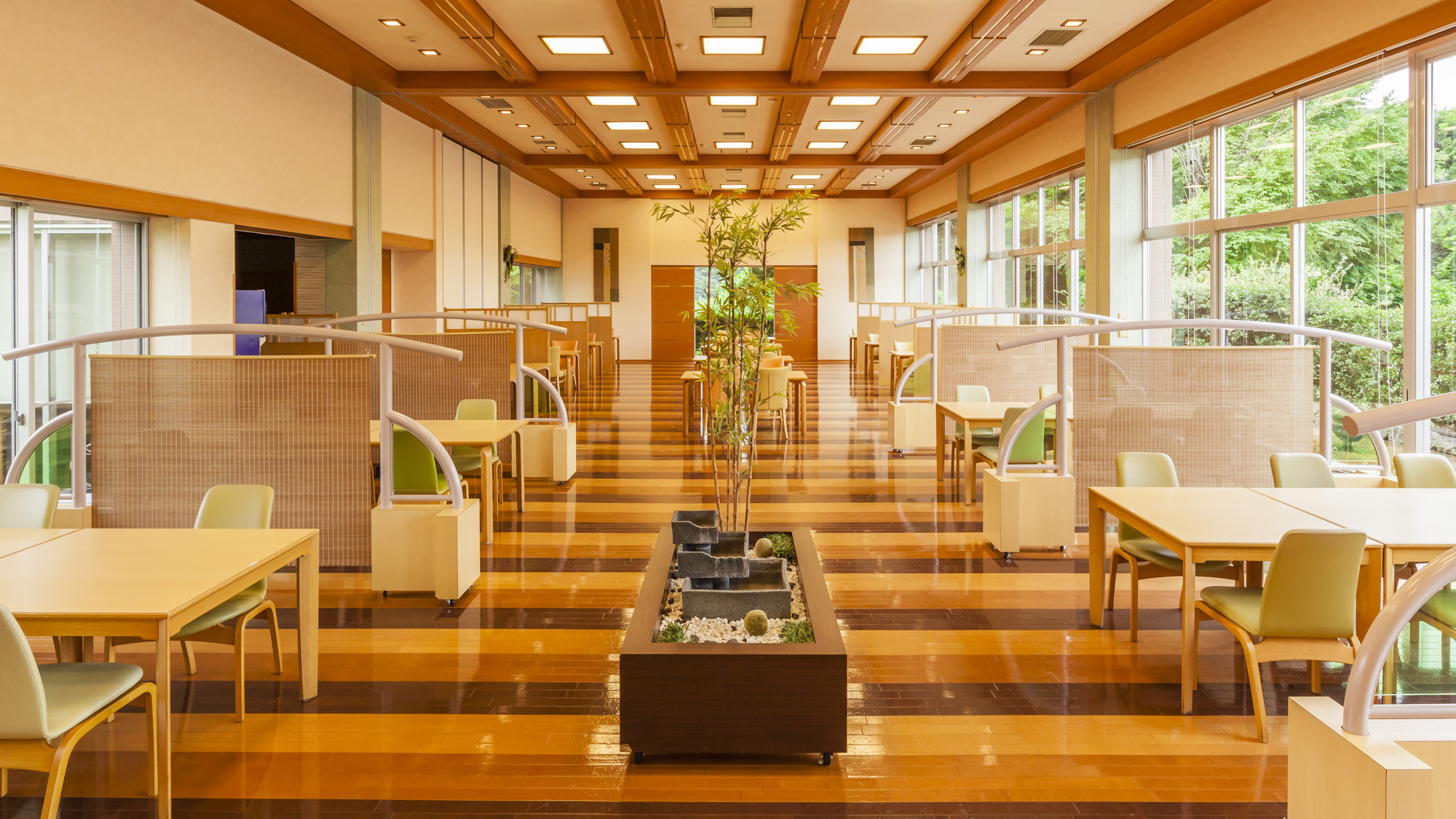 【お食事処】自然がやわらかく彩る明るい空間で、富山ならではのお食事をお楽しみください。