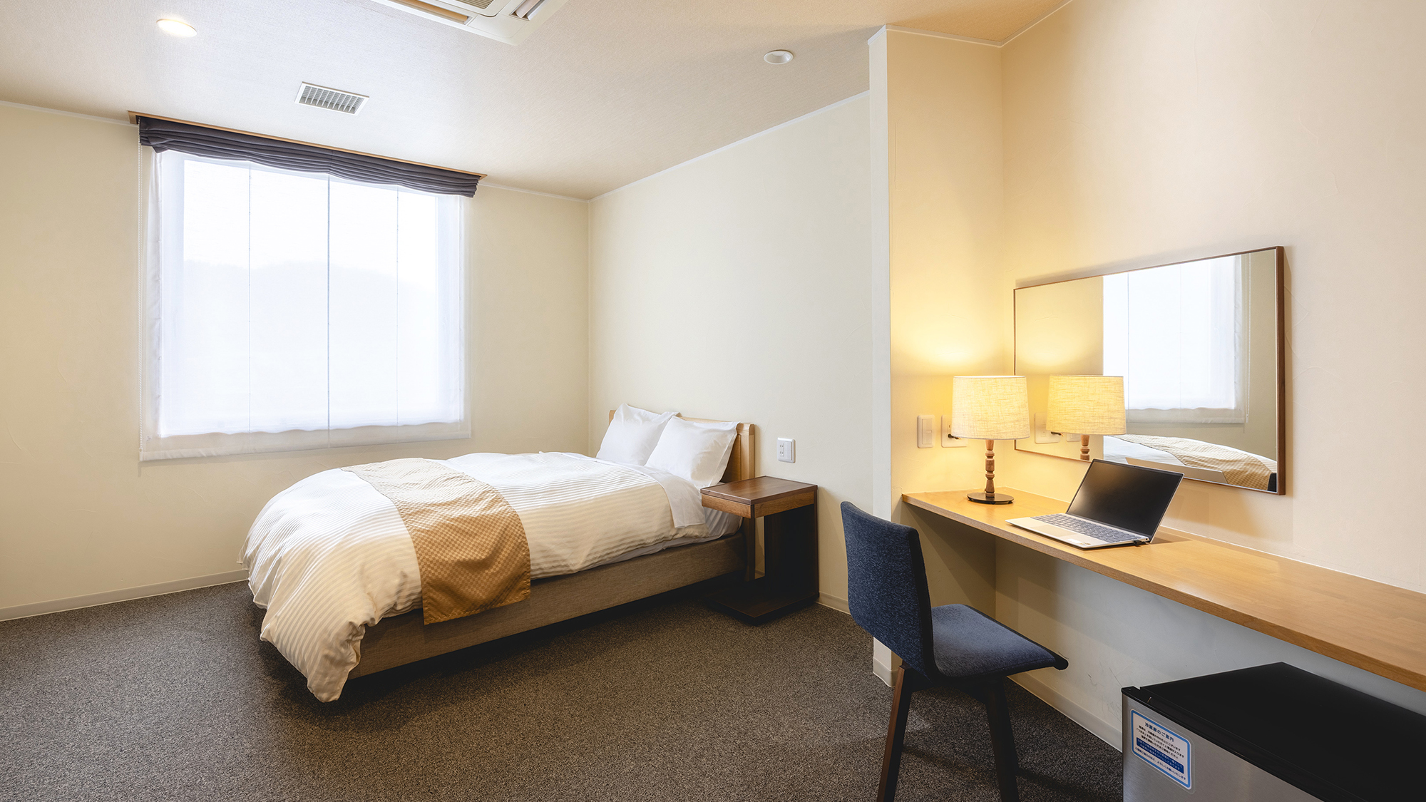 【セミダブル】ビジネス・PC作業に快適にご利用いただけるデスク付のお部屋。