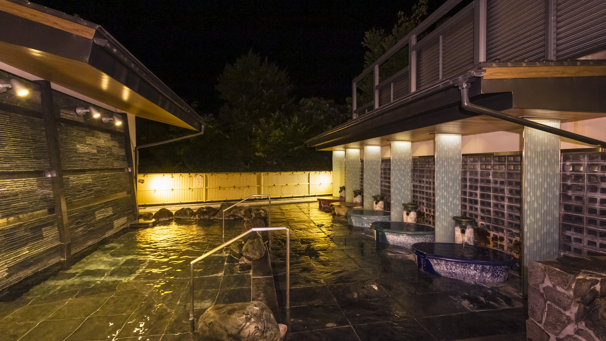 【しずかの湯：露天風呂】お天気がよければ、夜は星空を眺めることも。