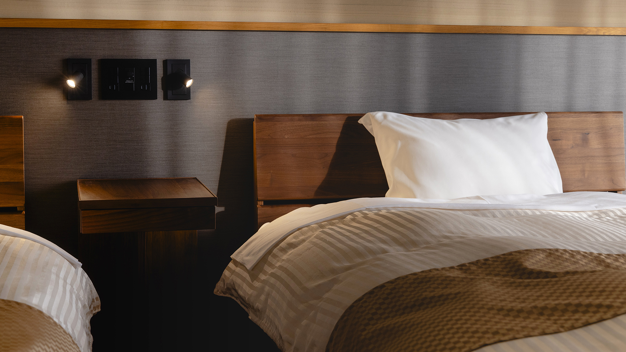 【モダン和洋室】優しく光が入るお部屋。お食事の時間までの微睡みも、旅ならではの贅沢。