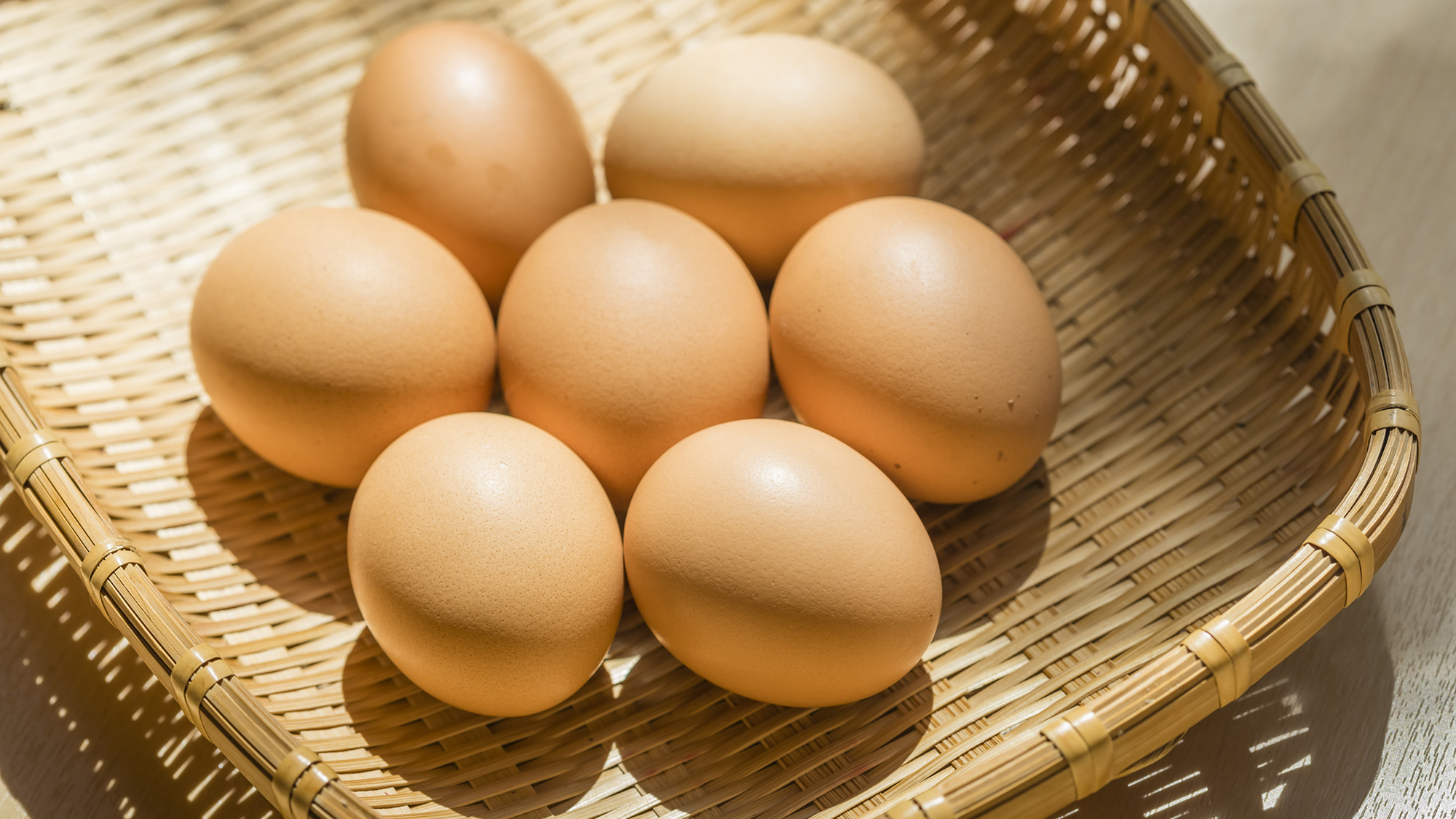 【ご朝食】卵本来の甘みを感じることのできる平飼いの自然卵を使用。