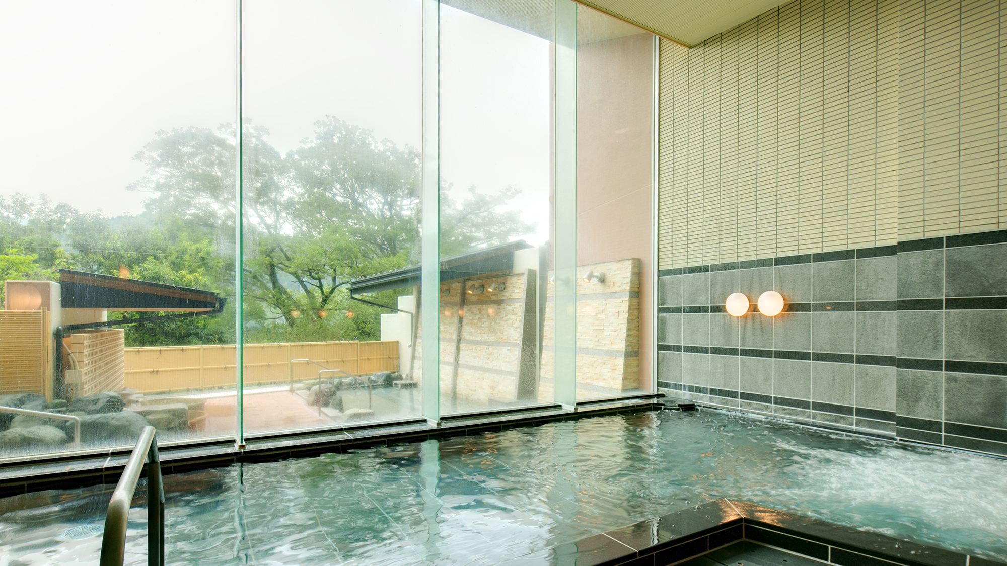 【はるかの湯：内湯】つるつるの手触りへ導く美肌の湯。大きな窓で、室内ながらも開放感抜群です。