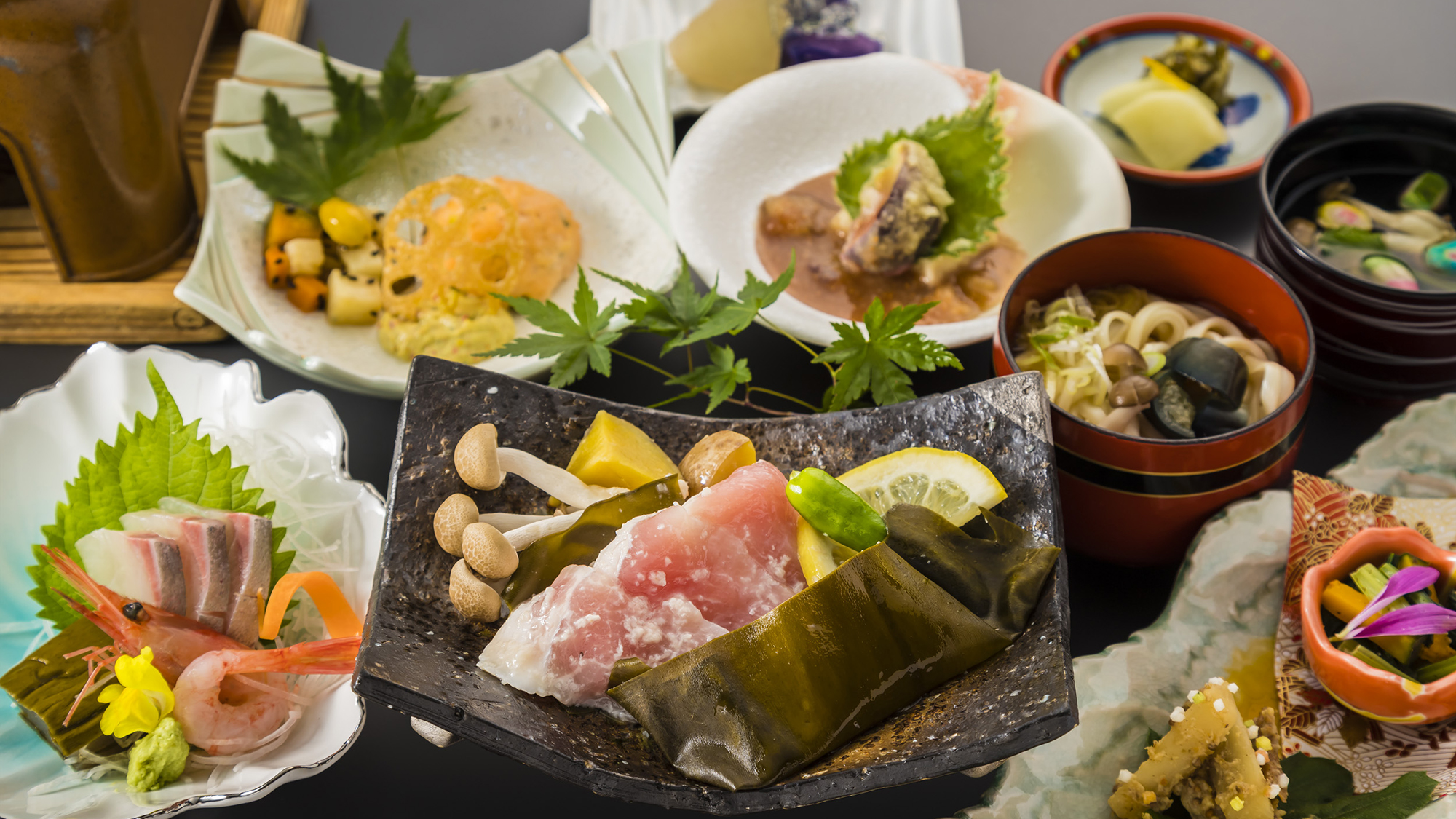 【とやまの幸御膳】メインは「立山ポークの昆布〆溶岩焼き」。富山の旨みをぎゅっと詰め込んだお料理たち。