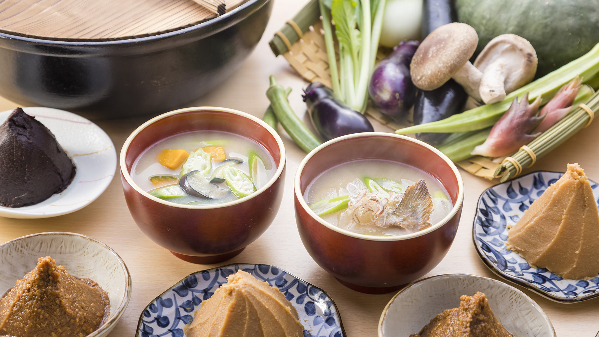 【ご朝食】具沢山が嬉しいこだわりの「月替わりお味噌汁」は、山・海をコンセプトにした2種をご提供。