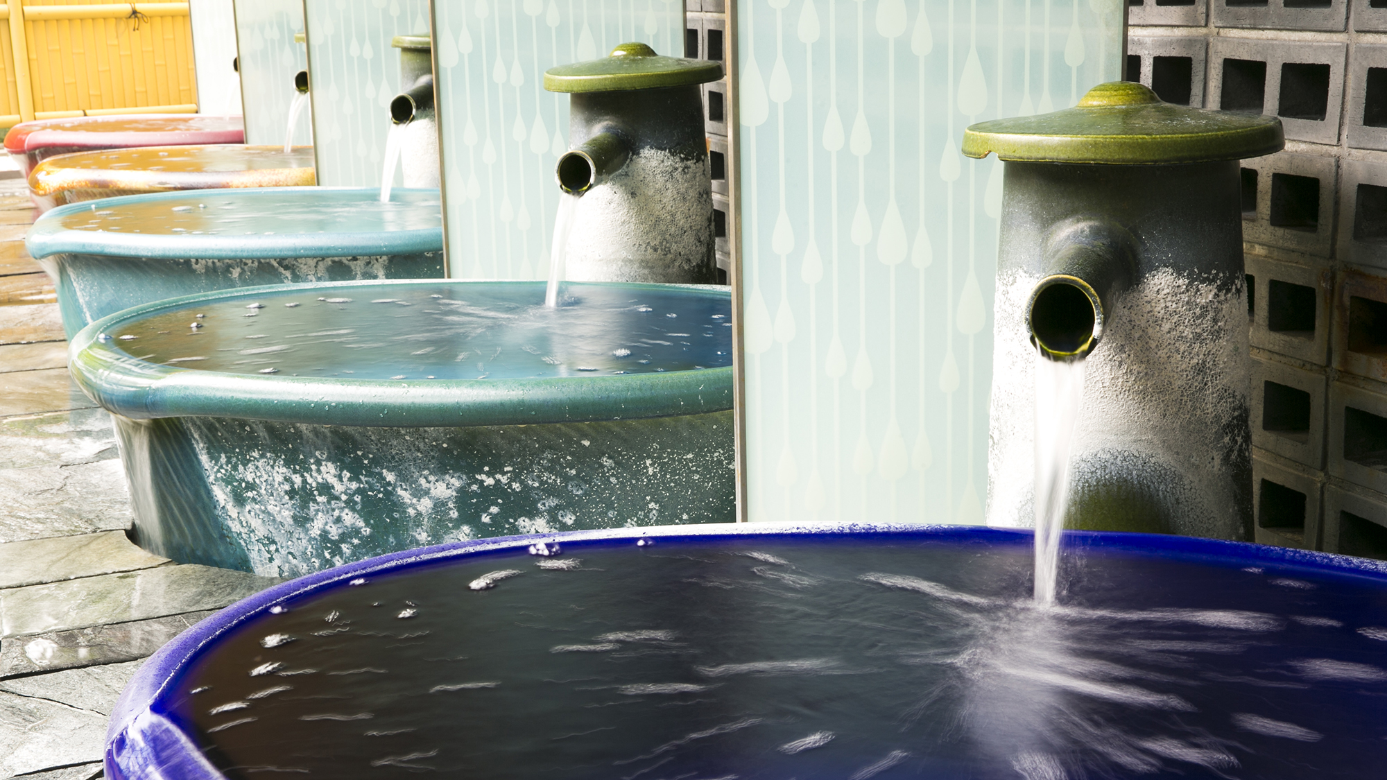 【しずかの湯：露天風呂】プライベートに楽しめる5つの壺風呂。好きな色の湯船に浸かるのも粋な楽しみ。