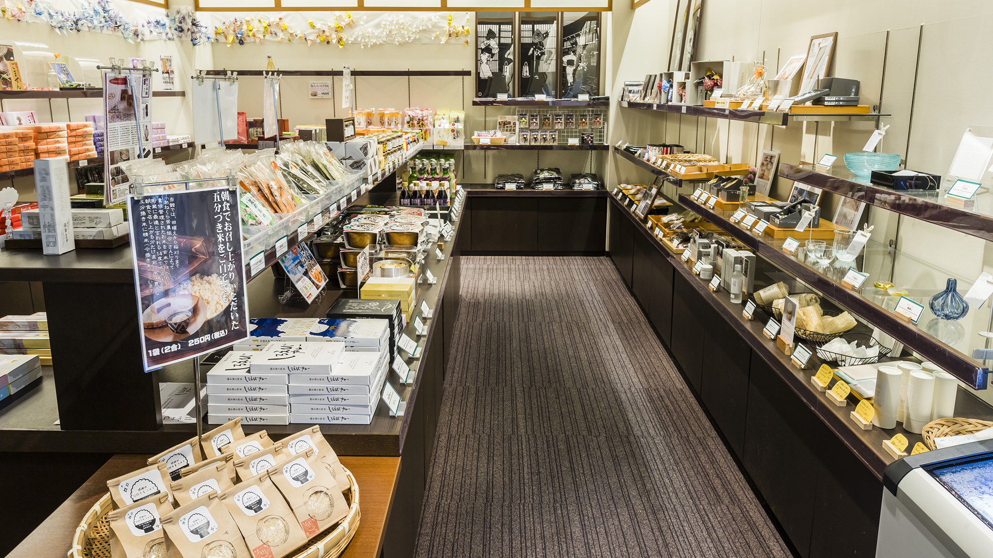 【売店】富山銘菓から伝統工芸品まで。お土産はもちろん、お部屋の晩酌のお供にもどうぞ。