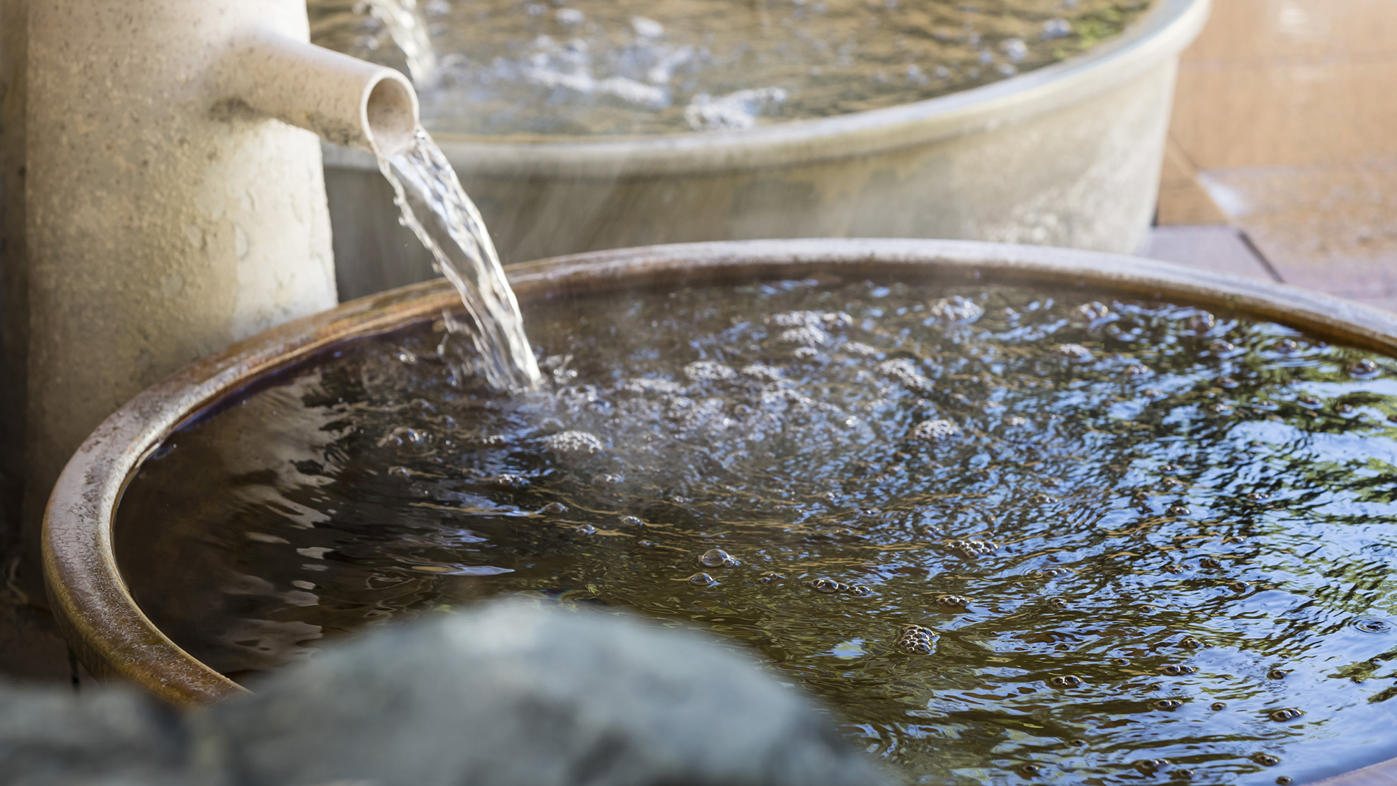 天然の「春日温泉」の湯にどっぷりと身を委ね、心も身体も潤うひとときを。