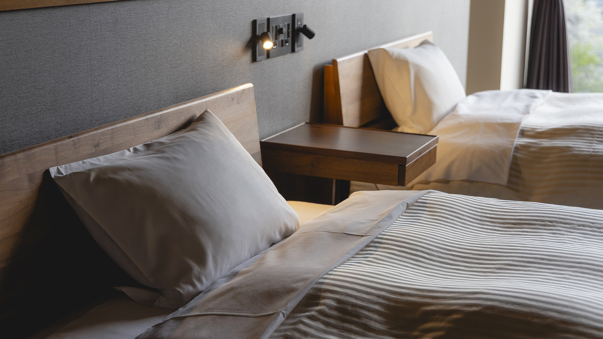 【モダン和洋室】心地よい琉球畳に、上質な眠りを追求したシモンズベッドを採用しております。