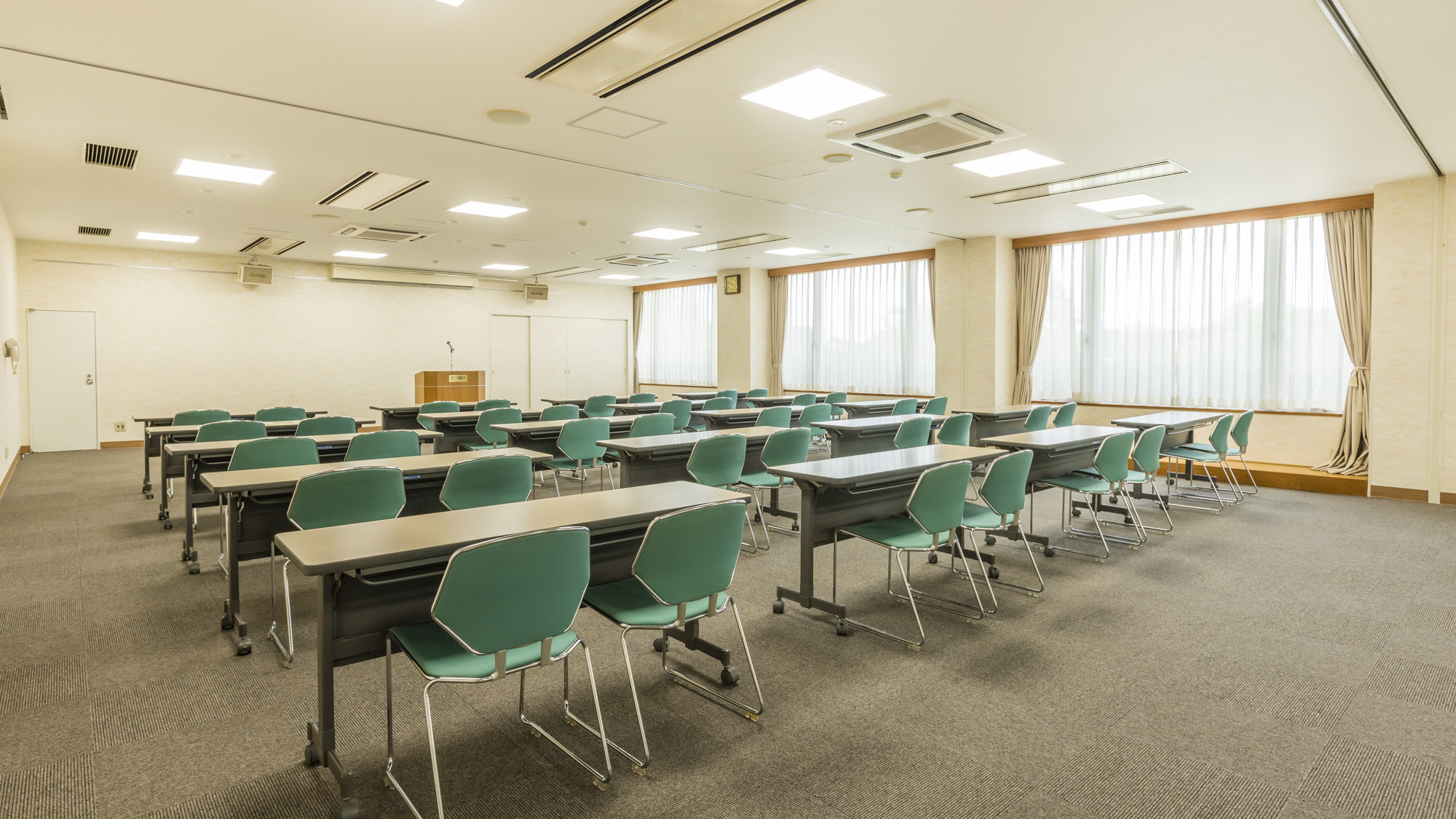 【会議室】有料にて、プロジェクターも貸出しております。