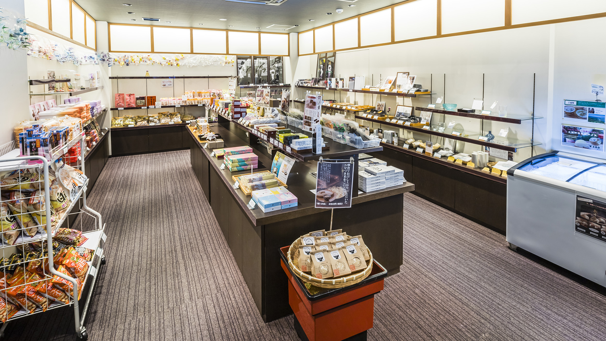 【売店】富山銘菓から伝統工芸品まで。お土産はもちろん、お部屋の晩酌のお供にもどうぞ。