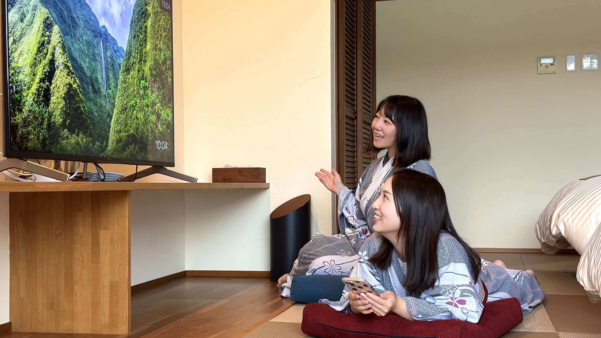 【モダン和洋室】室内は琉球畳なので、裸足で歩いてもごろんと寝転んでもOKの気持ちよさ。