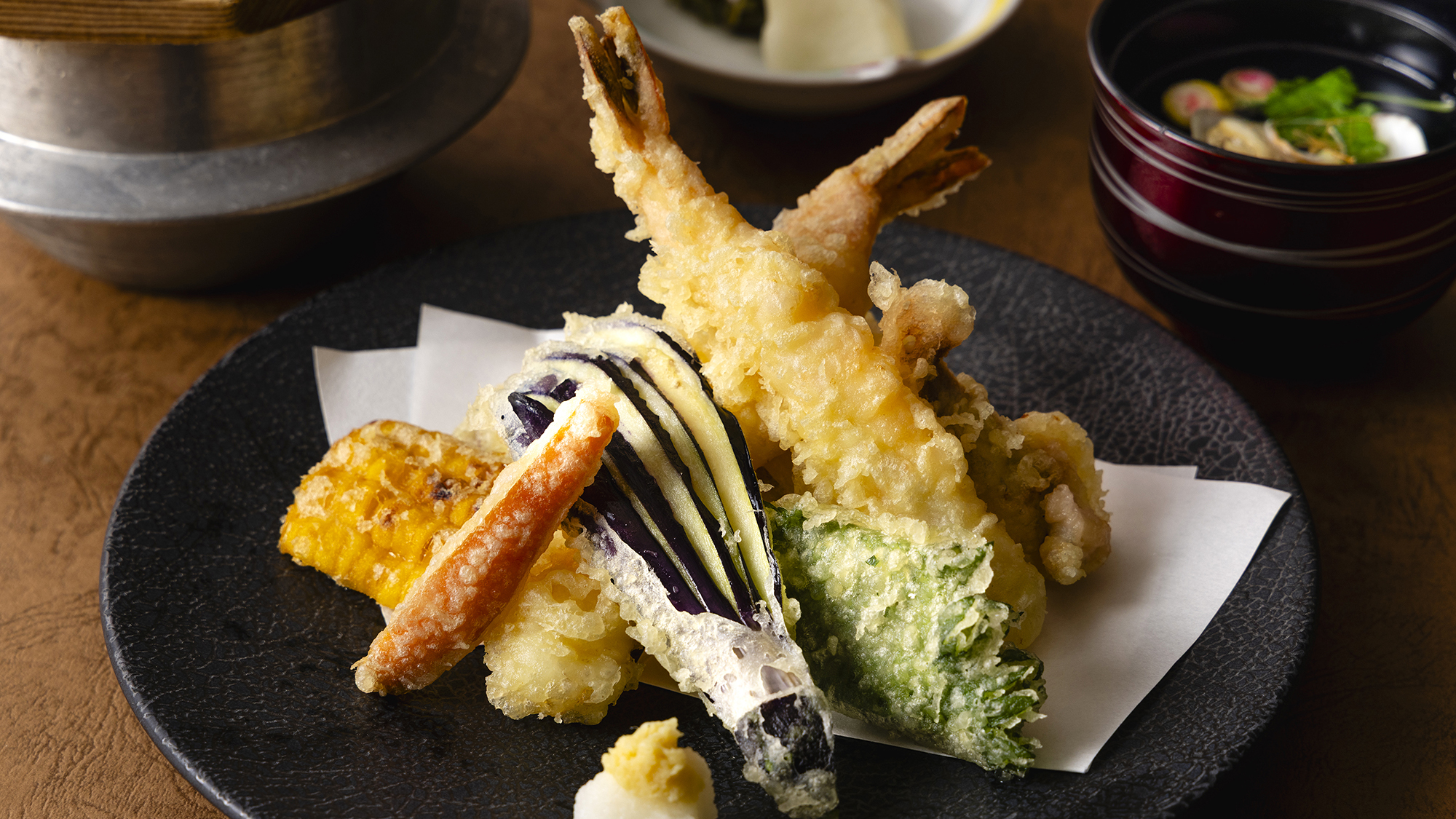 【天ぷら定食】手軽でも、「できたて」のこだわりを。小鍋と小鉢もついて健康的な夕食メニューです。