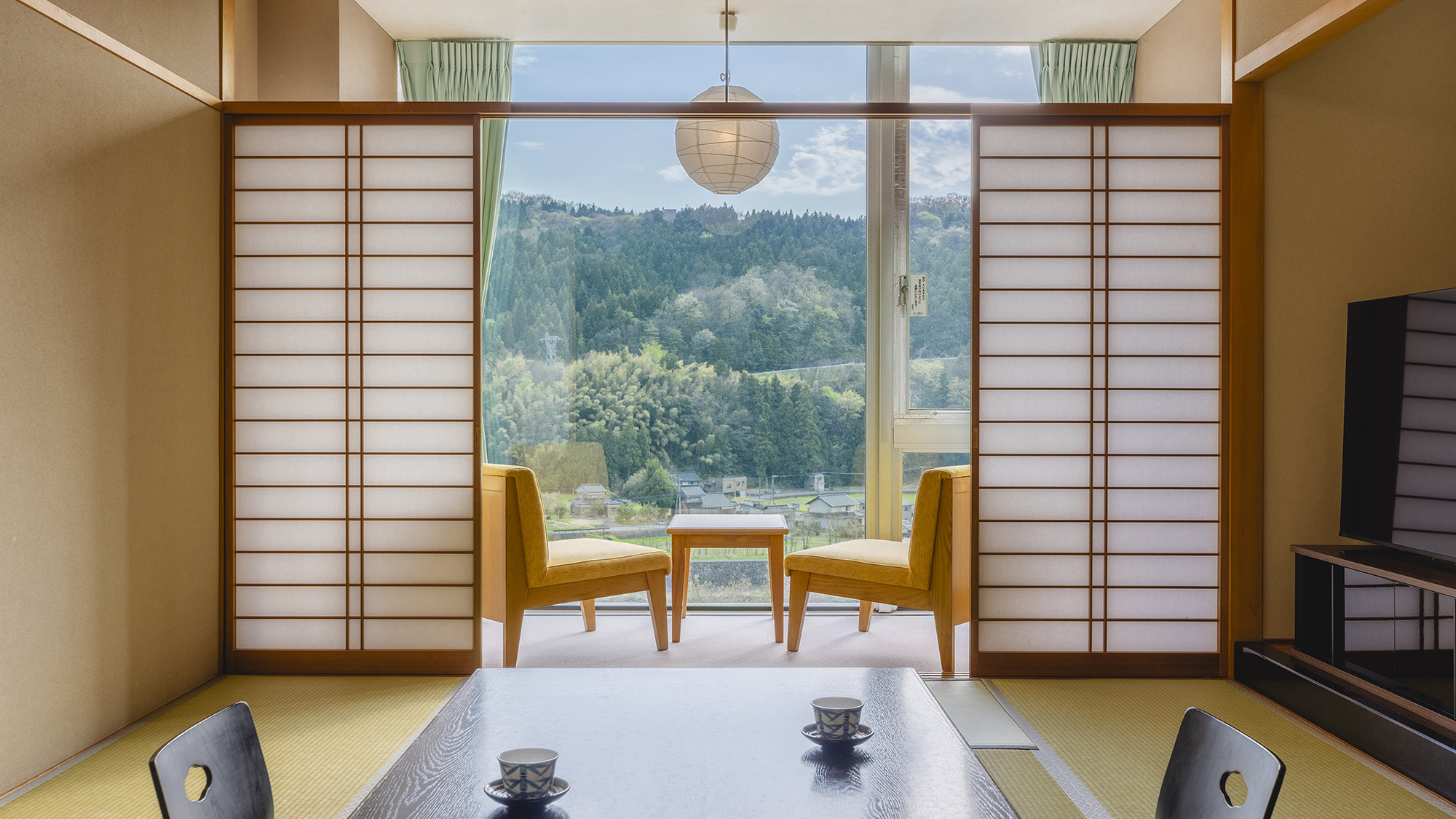 【和室】そっと心がほどけていくような、優しい里山の景色をご覧いただけます。