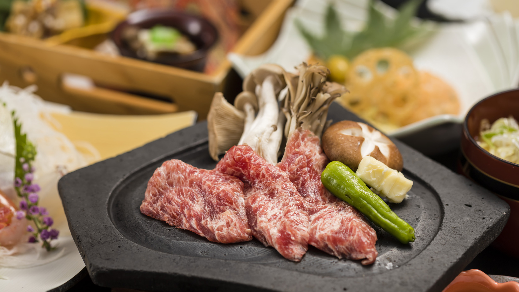 【牛肉の溶岩焼き】ご自身のお好み加減に仕上げ、特製のもろみたれでお召し上がりください。