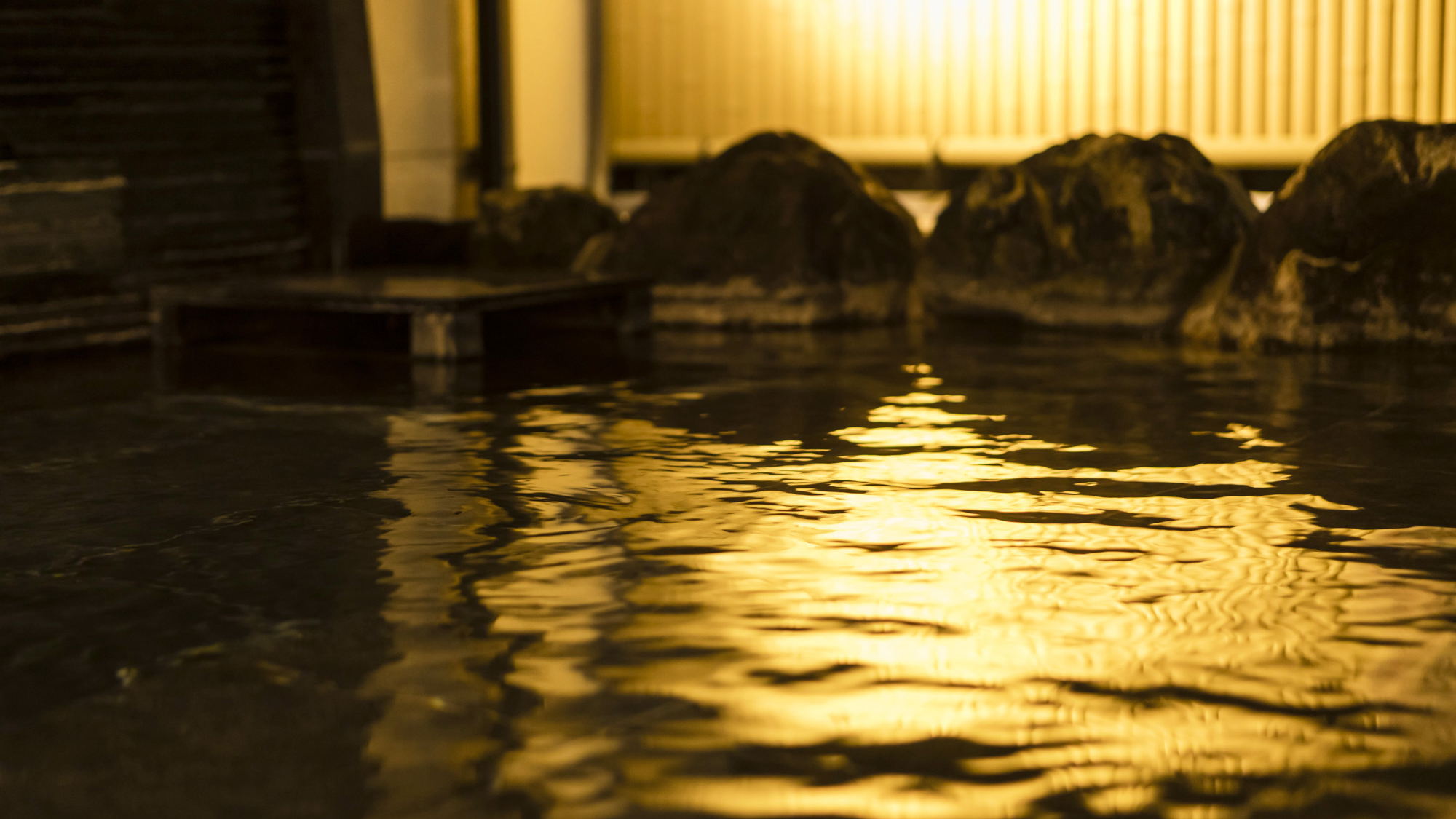 【春日温泉】神通峡沿いに湧くいで湯。露天風呂・内湯それぞれで異なる泉質が楽しめます。